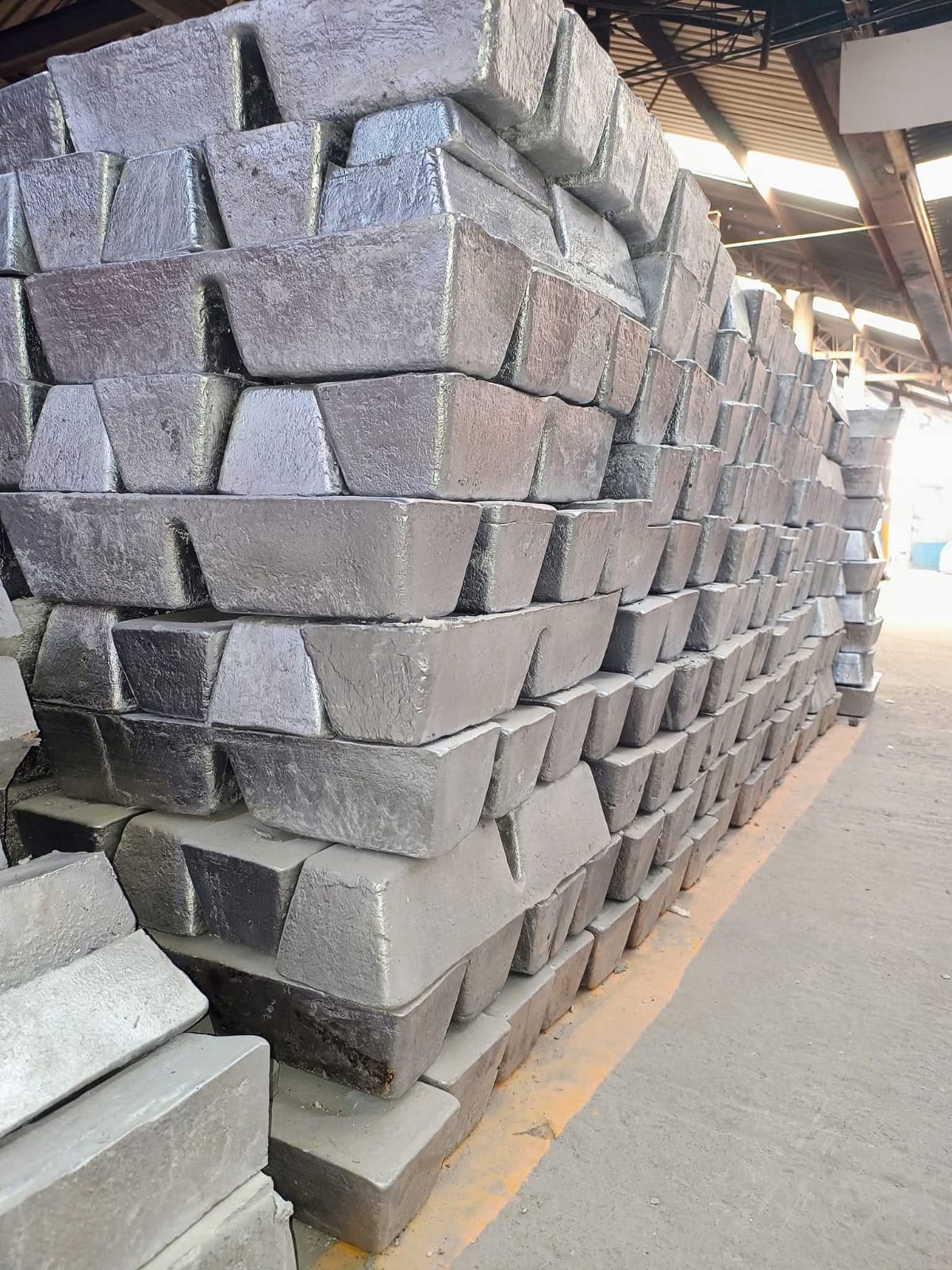 Entrega de lingotes de aluminio terminados